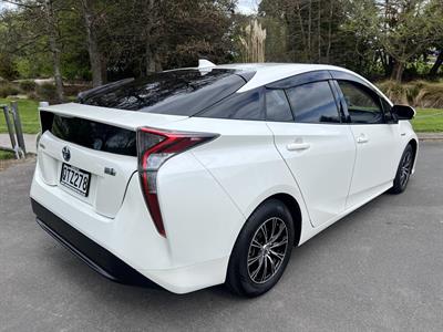 2016 Toyota Prius - Thumbnail